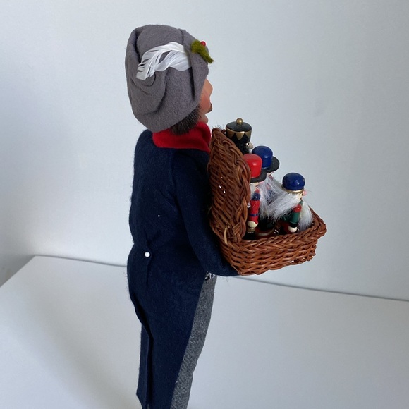 Byers' Choice Christmas Nutcracker Vendor - Picture 5 of 8